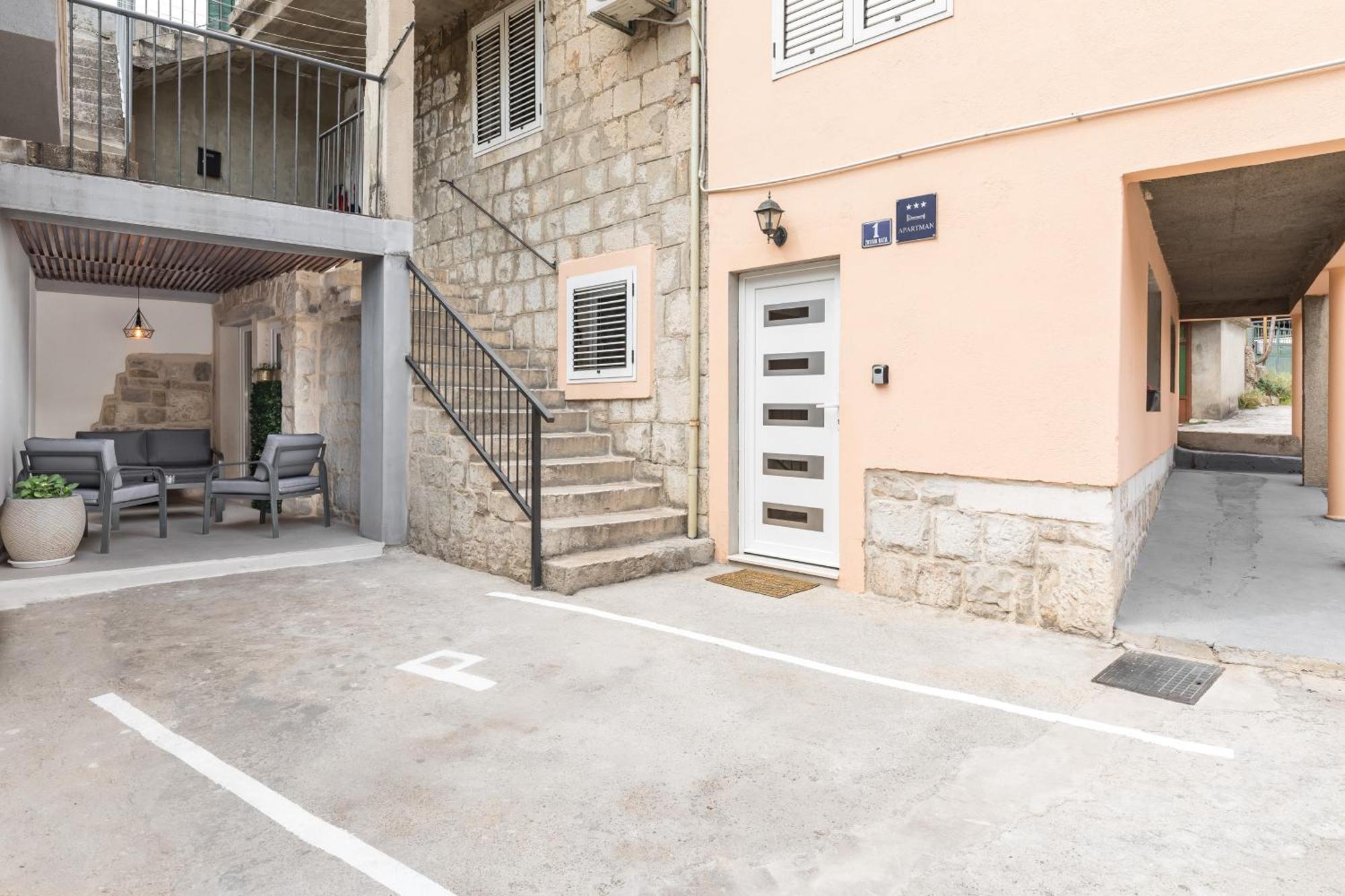 Heritage Apartman Geza In Centar With Private Parking Kastela Exterior photo